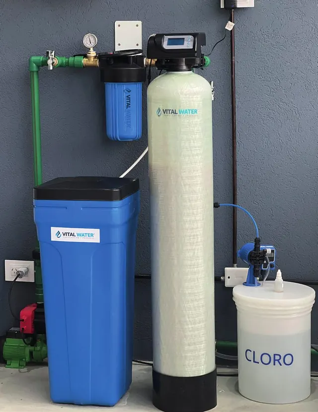 Sala técnica con ablandador automático, filtro de cartucho y dosificador instalados