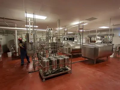 Planta de procesamiento de alimentos con tanques y equipos de acero inoxidable