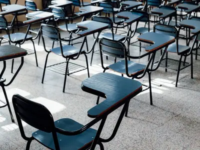 Aula vacía con pupitres y pizarra