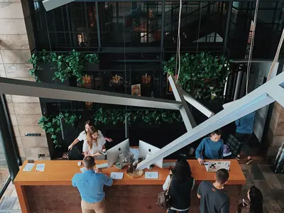 Lobby de un hotel con recepción y área de estar