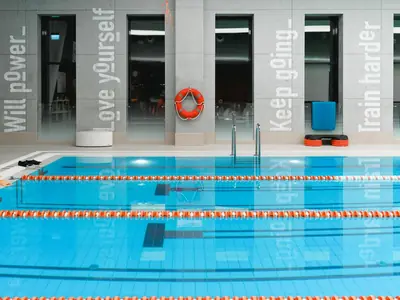 Pileta de natación techada con andariveles
