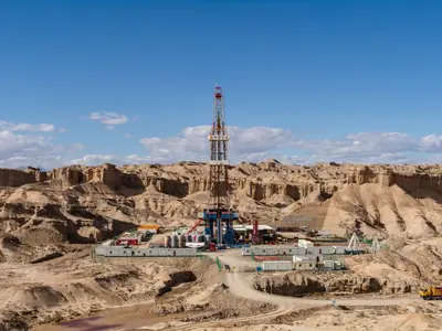 Equipo de perforación petrolera en una zona desértica