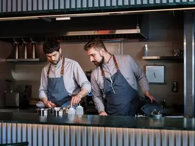 Cocineros trabajando en la cocina de un restaurante