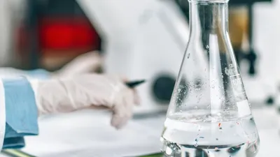 Matraz de laboratorio con una muestra de agua para análisis fisicoquímico