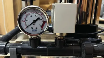 Manómetro y presostato en la cañería de un equipo de tratamiento de agua