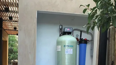 Ablandador automático Vital Water con tanque salero y filtro de cartucho instalados